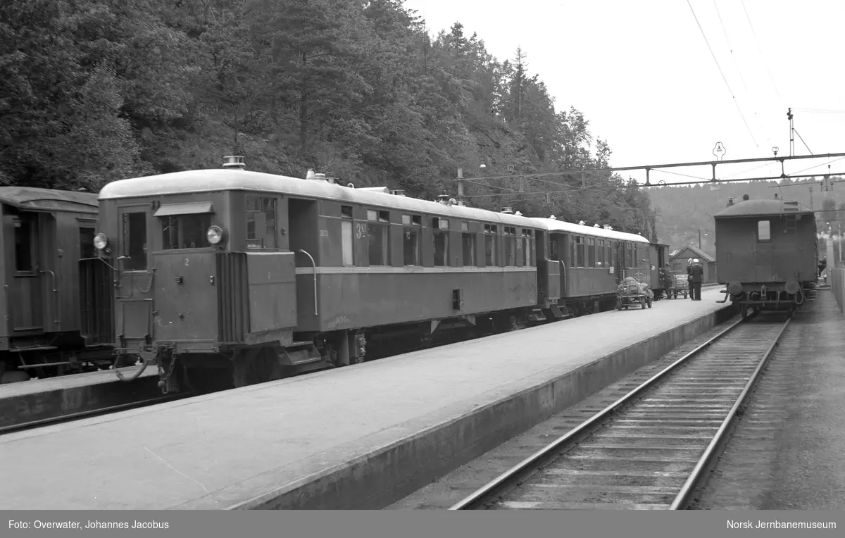Persontog fra Byglandsfjord på Grovane stasjon. Bensinmotorvogn litra Cmbo 1 nr. 2673 (nærmest), personvogn litra CDFo nr. 224 og lukket godsvogn G nr. 1249