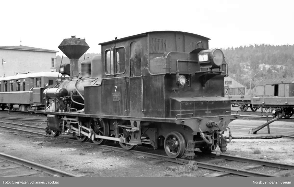Setesdalsbanens damplokomotiv type XXI nr. 7 utenfor verkstedet på Grovane stasjon