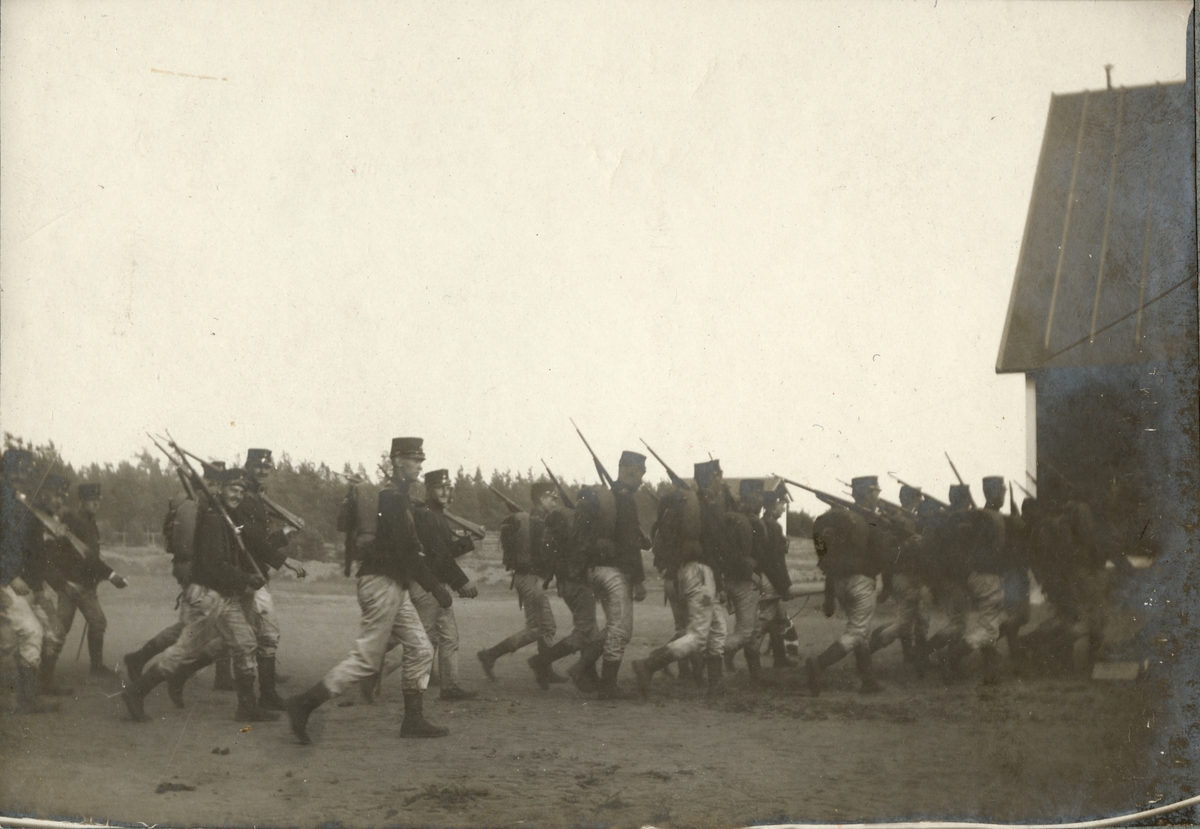 Soldater från Fortifikationen marscherar på väg till övning.