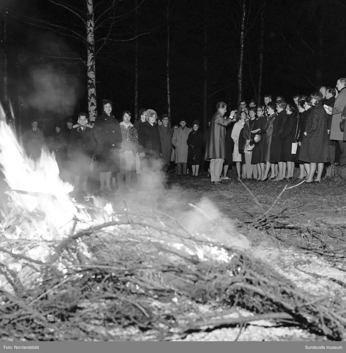 Valborgsfirande 1962 vid baptisternas sommarhem Tallinge i Fläsian. Elimkyrkans ungdomskör sjöng vårsånger under ledning av Kjell Lönnå.