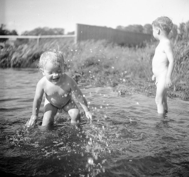 Badande barn vid Rocksjön, A 6 badet.