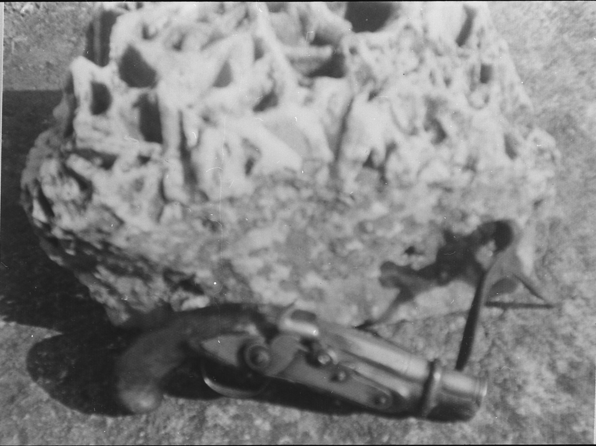 En gammel hjemmelaget pistol fra Eidal, og en stein funnet på Bjøreskogen.