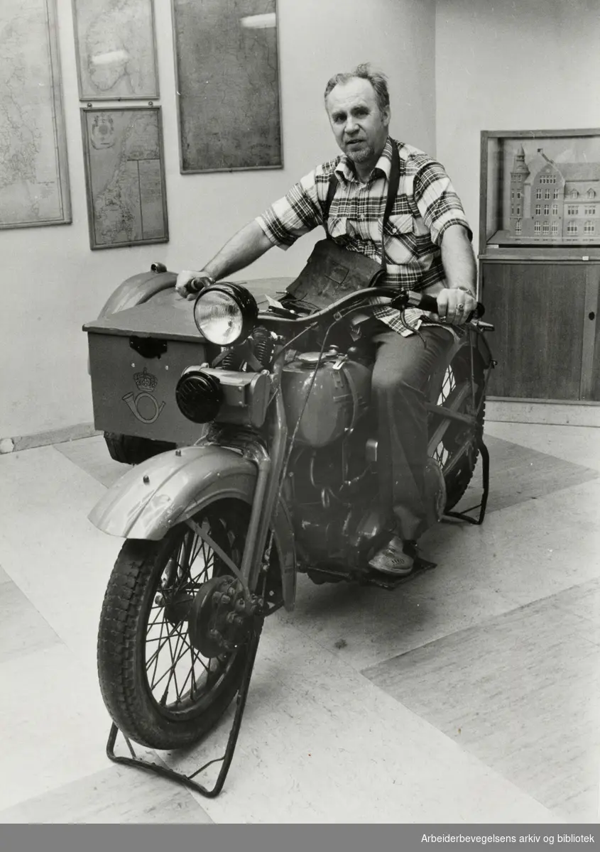Postmuseet. De røde motorsyklene med sidevogn betydde et gjennombrudd for rask postekspedisjon, forteller sekretær Enok Karlsson. Juli 1978