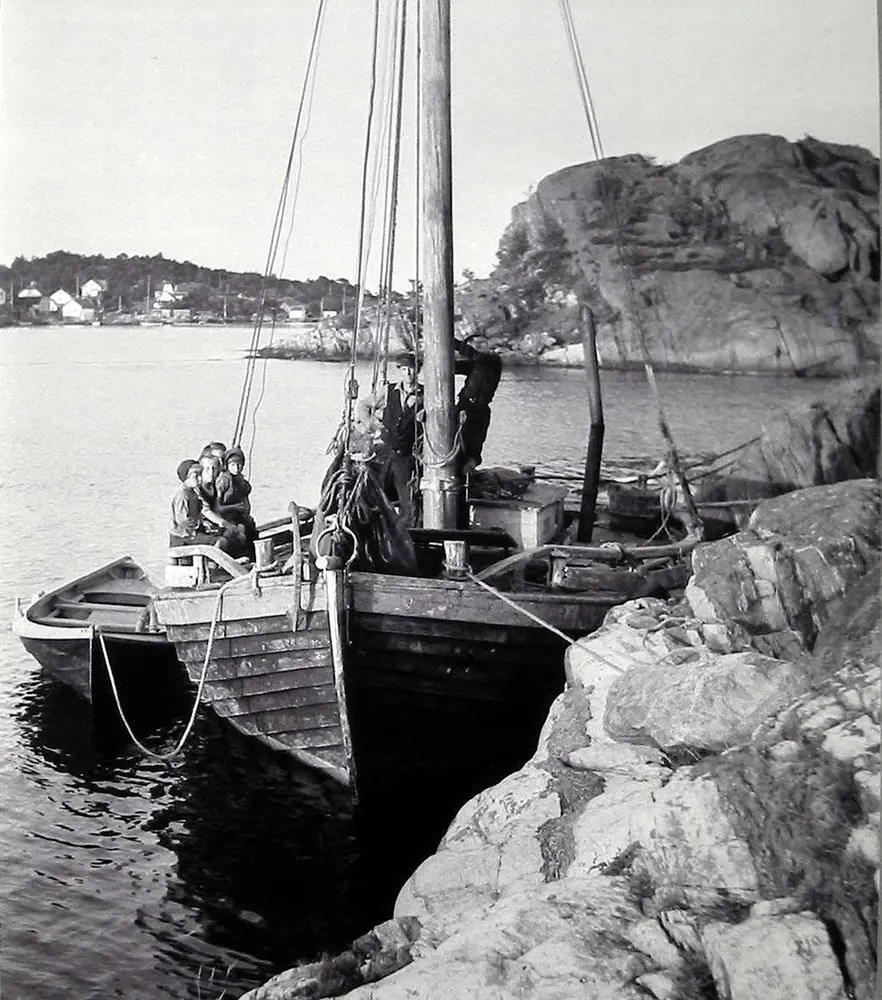 Familie som ankrer til for natten i Arendalstraktene, ca. 1947.