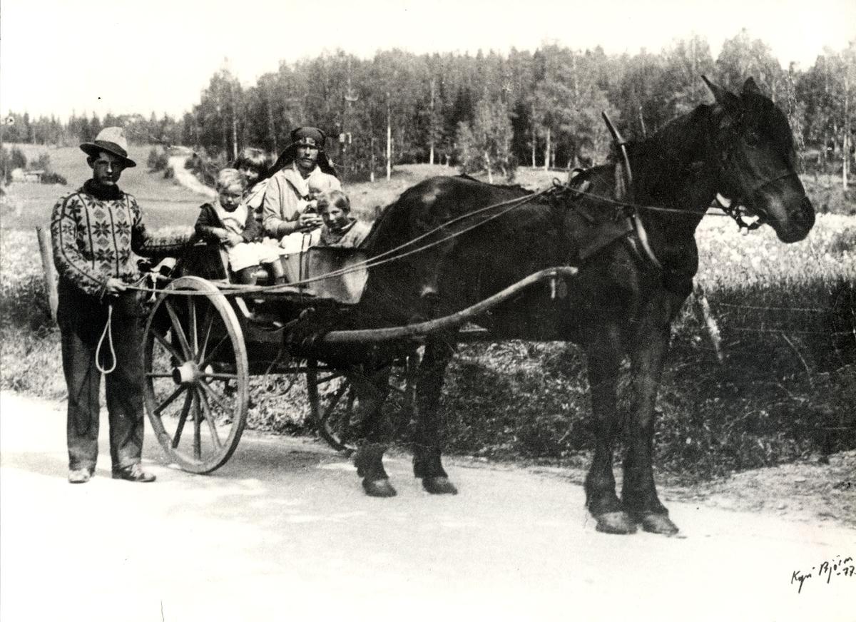 Albertine og Karl Johansen på Dal, med barna Albertina, Ludvik og Valentin, ca. 1943.