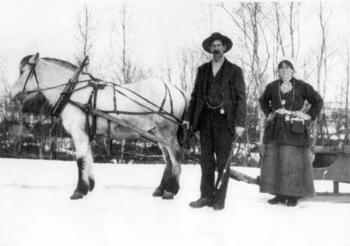 Karl Trondhjemmer (Lindstrøm) and his wife Magda with a horse and sleigh.