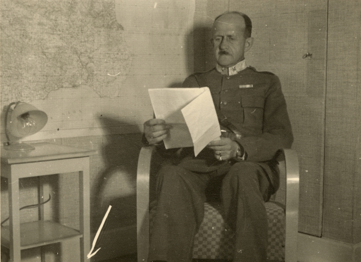 Text i fotoalbum: "Beredskapstjänst april-okt 1940 vid Fältpost. Chefen General af Edholm".
