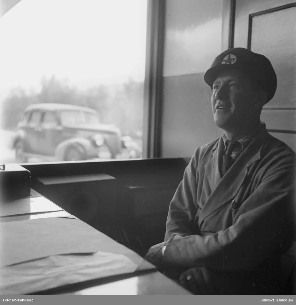 Allan Sundbom, "Mack-Allan", innehavare av Caltex bensinstation på Östermalm. Sundbom var även en lokal profil inom Sundsvalls idrottsliv, framför allt knuten till GIF Sundsvall.