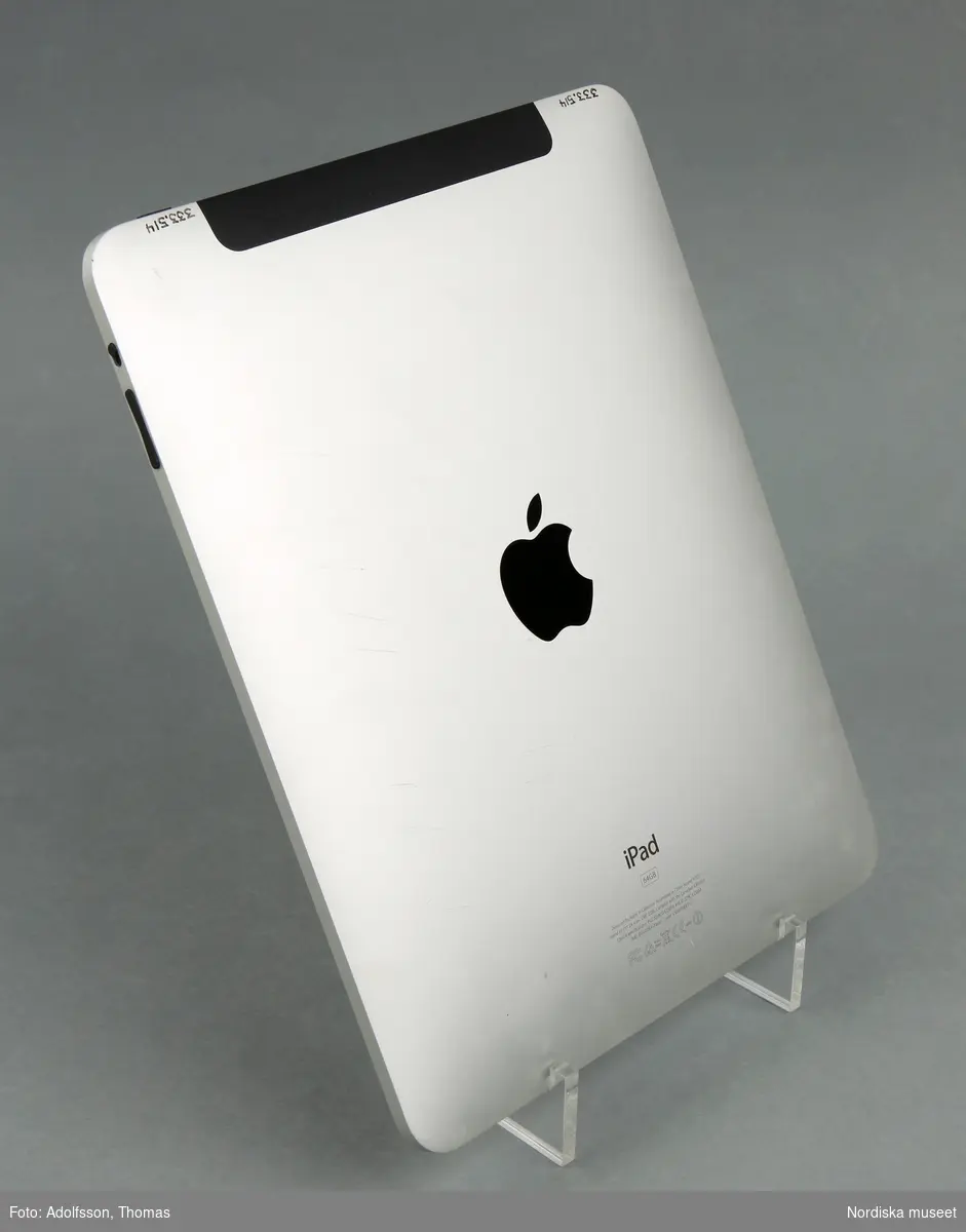 iPad 64 GB. En platt beröringskänslig glasskärm . I skärmen syns en svart bred ram infärgad i glaset, Denna ram inramar bildytan på skärmen. På skärmens nedre del finns en rund grop (ca 1 cm diam) vilken är iPadens hemknapp.
iPadens på/av-knapp är placerad på höger sidas övre kant. Utmed högra långsidans kant finns ljudets på/av-knapp följd av volumknappen. På den nedre kanten finns dels högtalarna och dels uttag för uppladdning av IPadens batteri.   
Baksidan på IPaden är täckt av ett aluminiumhölje som döljer och skyddar tekniken.
När iPaden startar tänds skärmens bildyta upp med LED-ljus. Därefter är det bara att börja "surfa".

/Cecilia Wallquist 2019-01-30