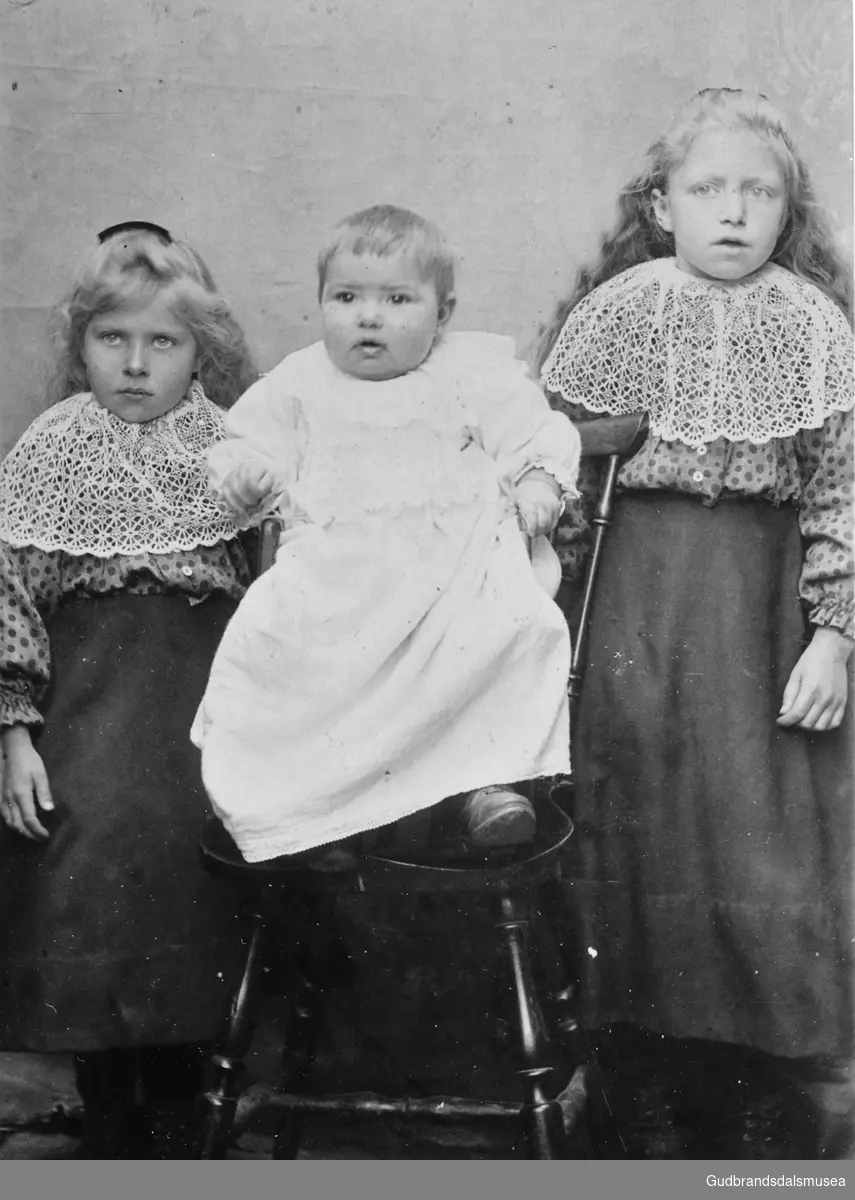 F.v.: Ragna Grimstad (f. 1901 g. Sperstad), Olga Grimstad (f. 1905 g. Bøje), Guro Grimstad (f. 1898 g. Guldbakke)