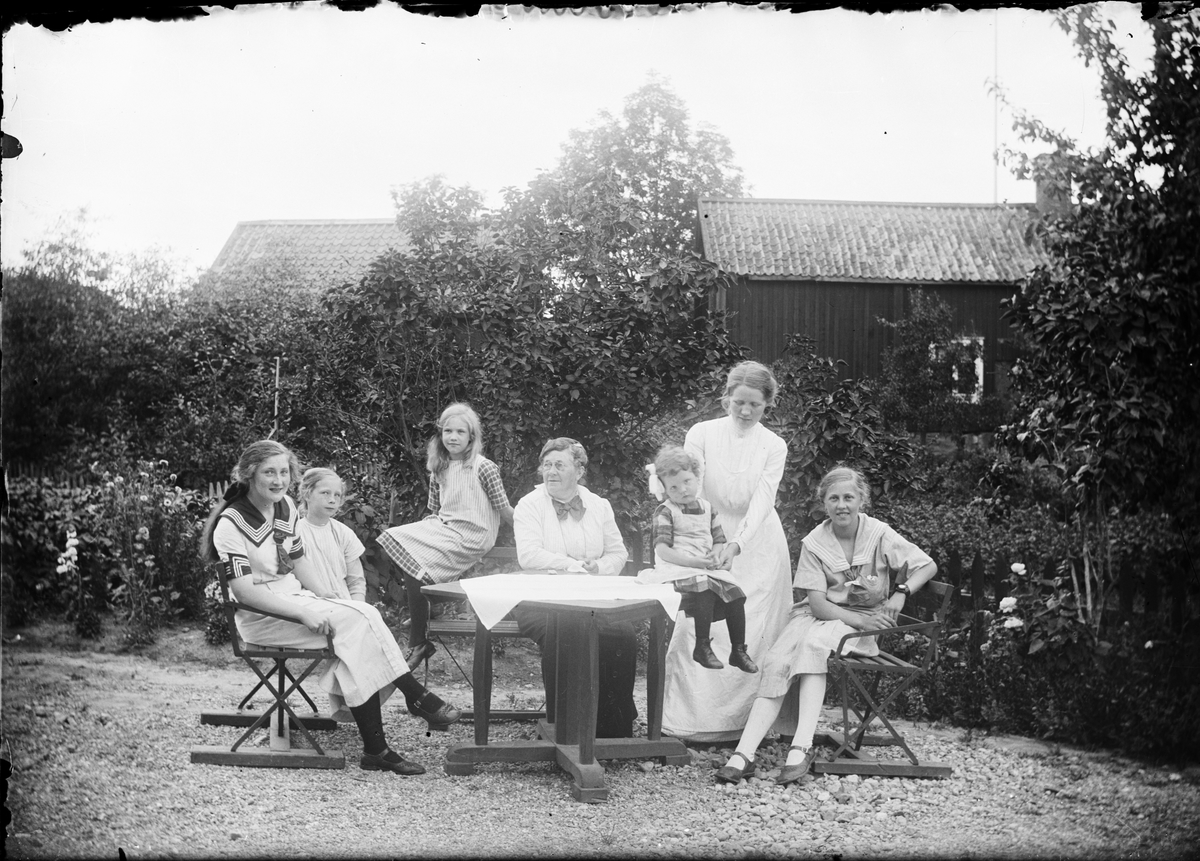 Kvinnor och barn i trädgård, Östhammar, Uppland