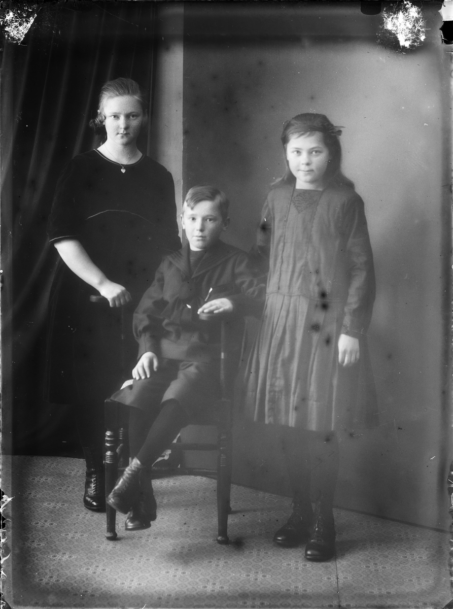 Ateljéporträtt - två flickor och en pojke, Alunda, Uppland