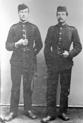 Portrett, to menn i uniform, atelierfotografi av Mathias Øve