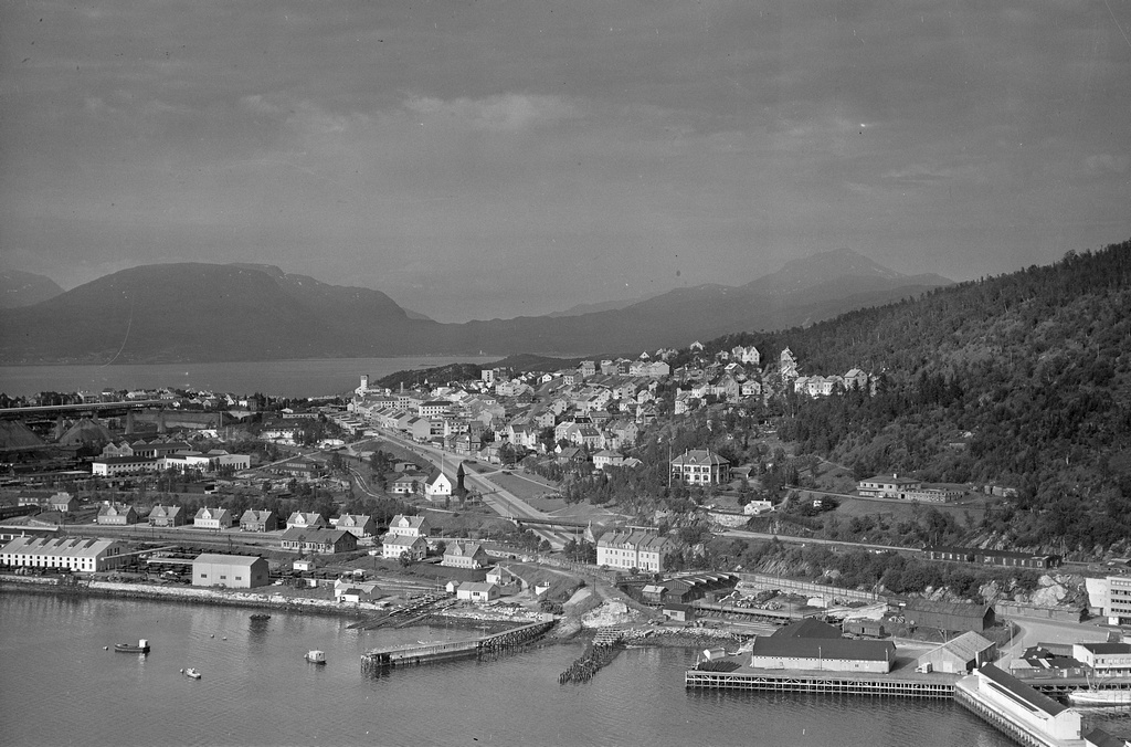 Narvik havn. LKAB. Havnegata. Sjøbakken Dc-boligen. NSBs administrasjonsveien i Narvik. Ofotbanen.