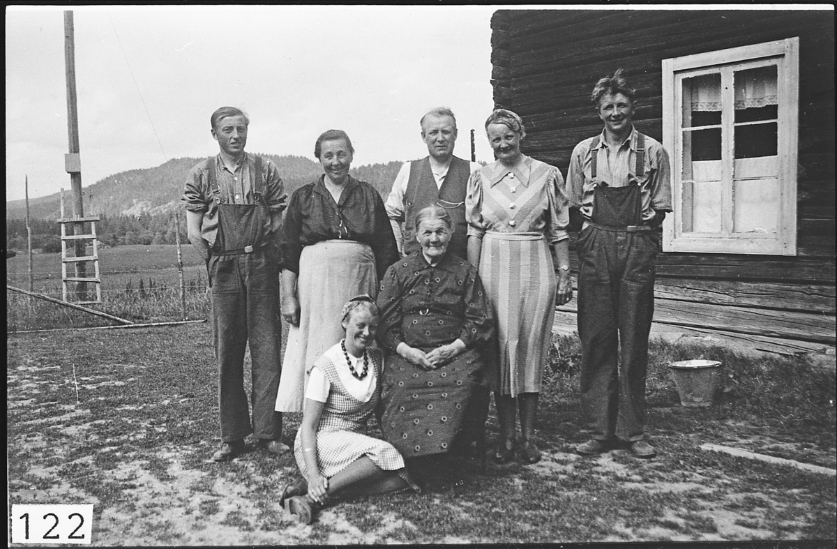 Gruppebilde fra Østre Blegeberg. Heimefolk og besøk av skyldfolk fra byen, omkring 1935.
