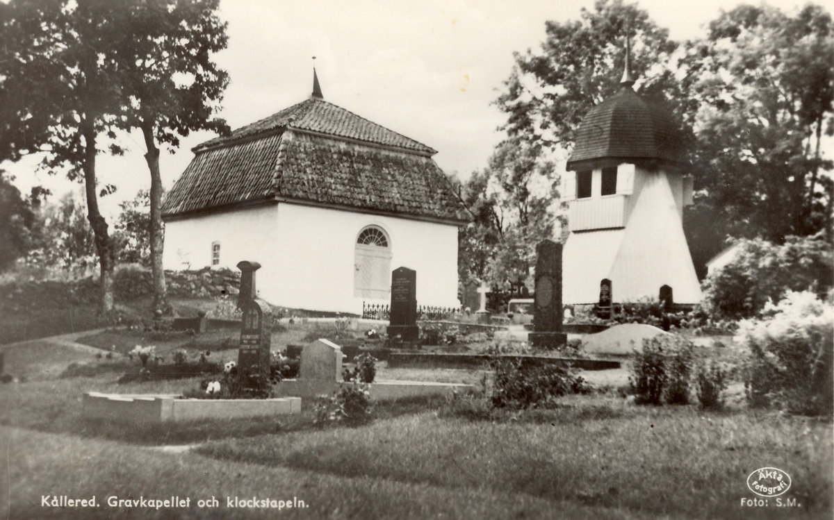Avfotograferat vykort på Almrotska gravkoret och klockstapeln 1920 - 30-tal. I nedre kant är det tryckt till vänster: "Kållered. Gravkapellet och klockstapeln." Till höger: "Äkta fotografi. Foto: S.M."