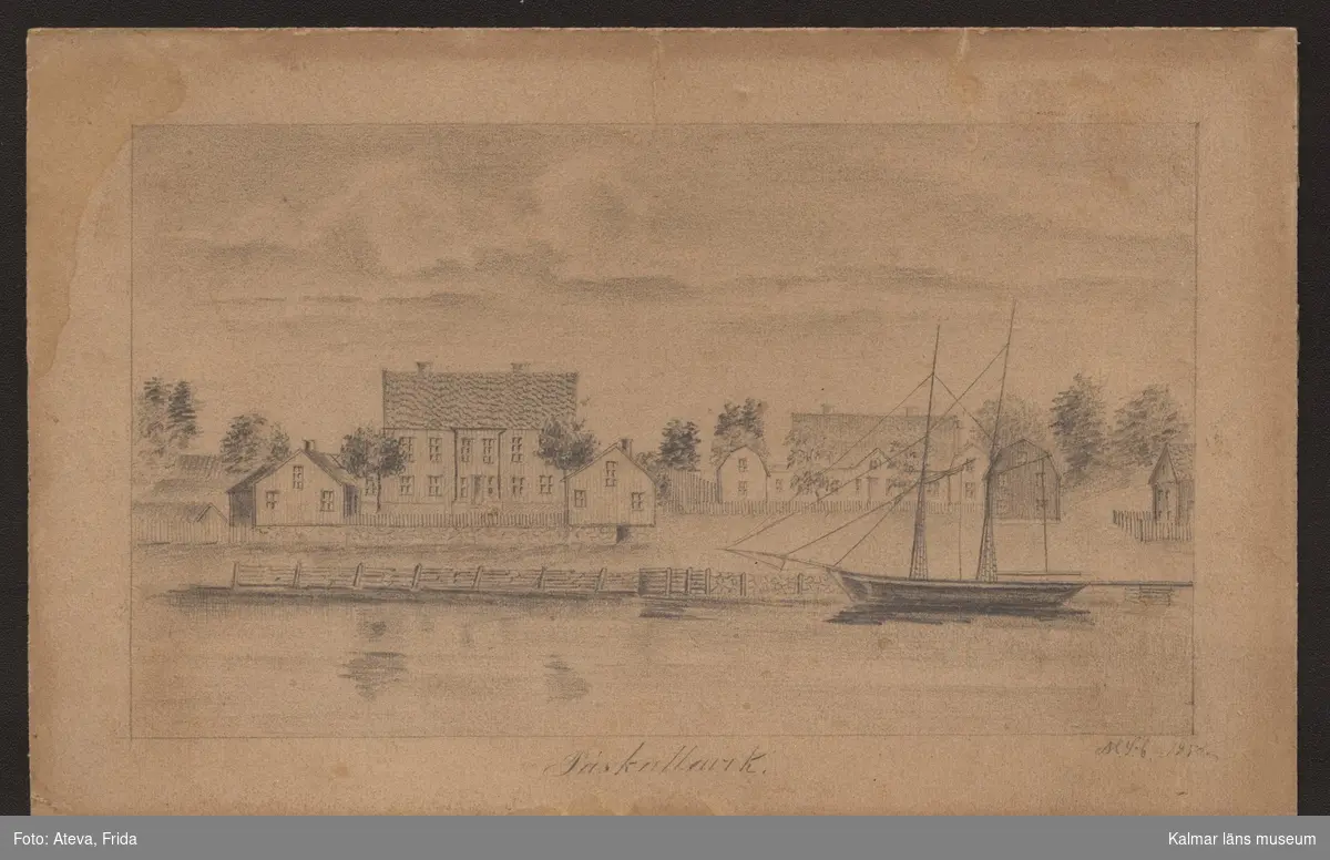 Påskallaviks herrgård, år 1850 med dess flyglar, och flera andra byggnader och segelskuta i förgrunden.