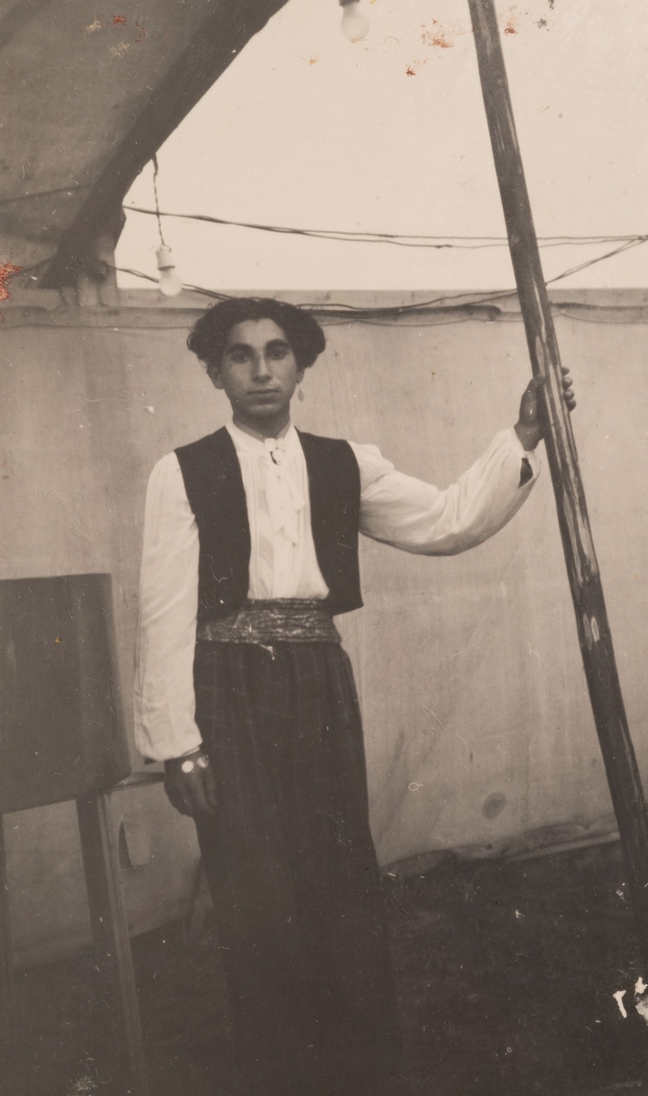 Romsk ung man står inne i ett tält, Sandviken 1947.