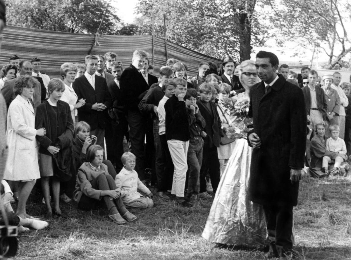 Bröllop 1965 som tilldrog sig många nyfikna åskadare. Tillfället skapade stora rubriker i dåtidens tidningstablåer som rapporterade om att en svensk kvinna gift sig med en romsk man.
