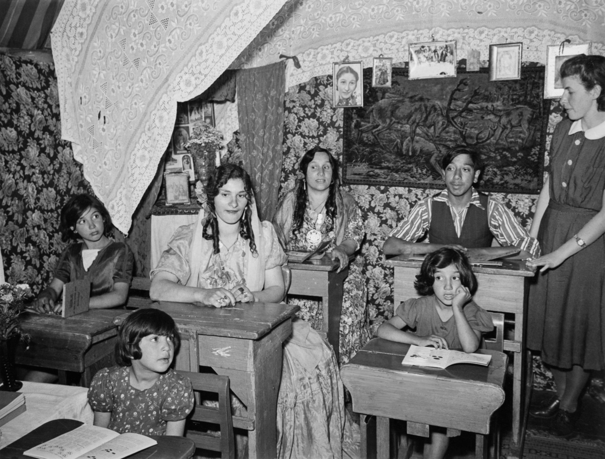 Ett antal elever sitter i sina bänkar under sommarskola för romska barn, 1943. Skolan tog plats i lägret i Lilla Sköndal.