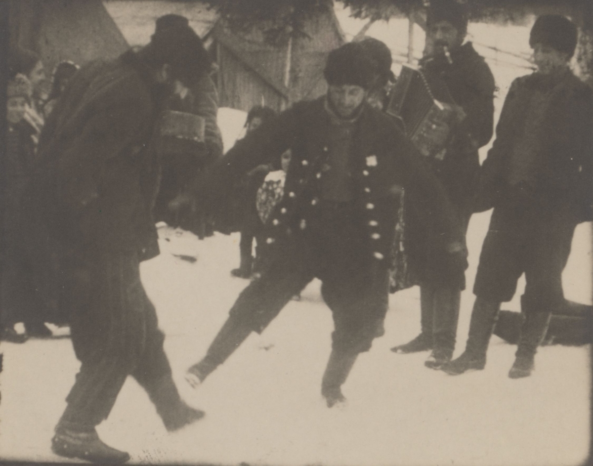 Några män dansar i snön. De tillhör den grupp romer som folkvandrar genom Europa under 1800-talets andra hälft och kommer till Sverige via Ryssland och Finland.