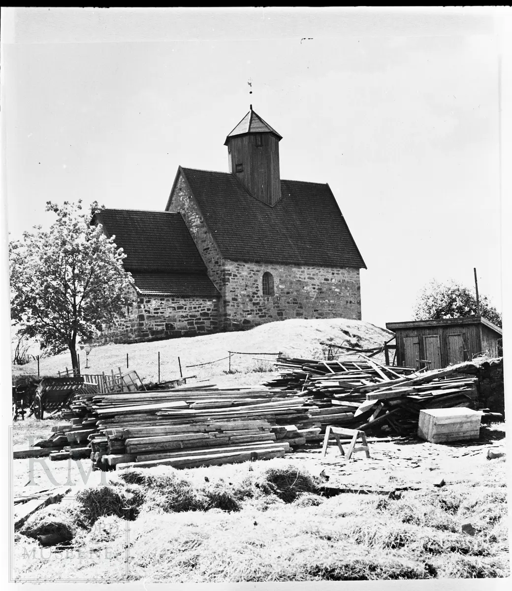 Tingelstad gamle kirke. Tømmer og materialet i forkant.