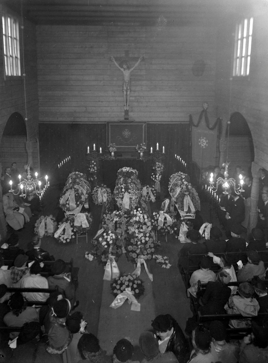 Begravelse for kelner Wilhelm Olsen, hustru Astrid og pleiedatter Liv Bjerkaker