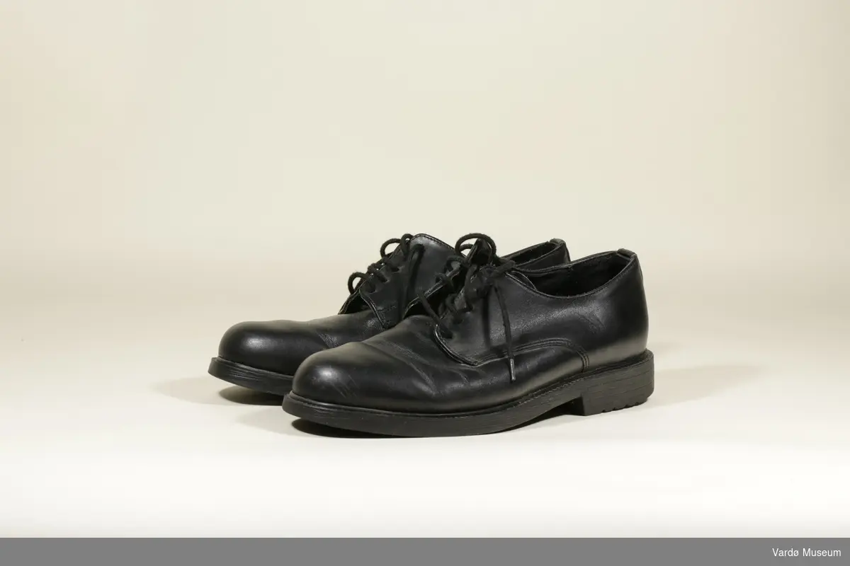 Sko tilhørende Lotteuniform. På undersiden av sko står en "air" motiv.