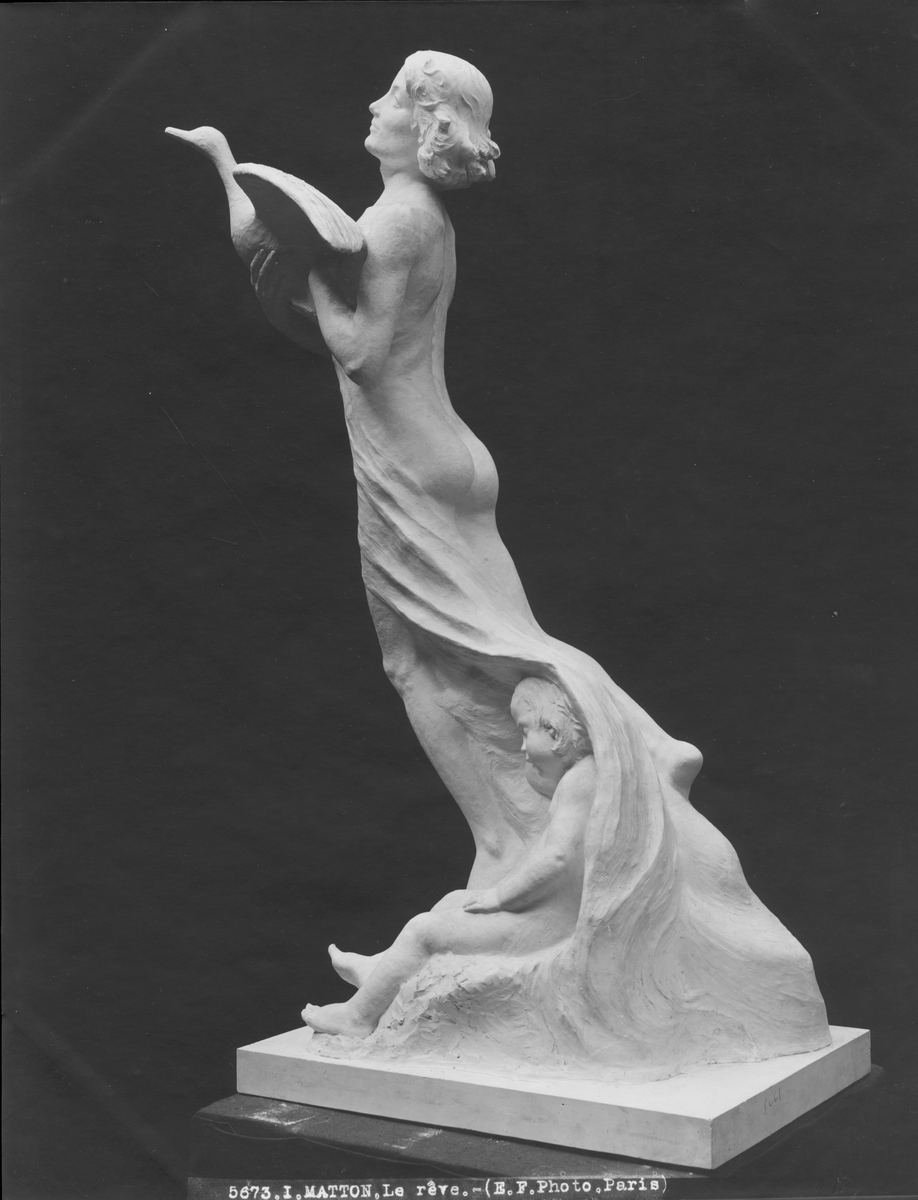 Skulptur av Ida Matton. Drömmen.