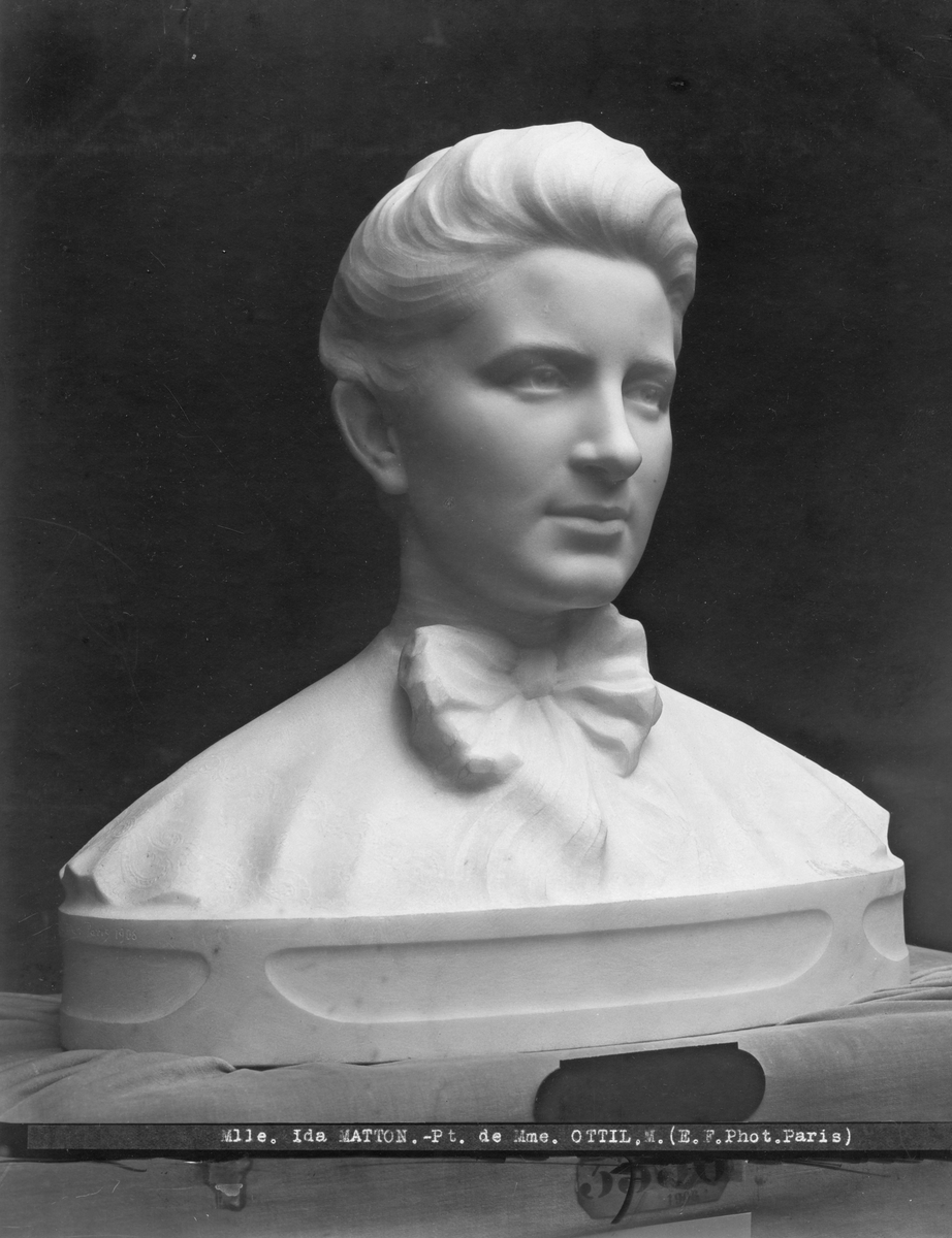 Skulptur av Ida Matton. Ottil. M.