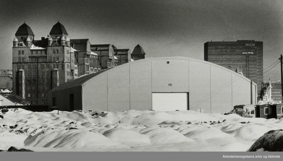 Revierstredet/havna. Utvidelsen av Revierhavna tåler foreløpig bare lette bygningskonstruksjoner som plasthallen på bildet. Februar 1982