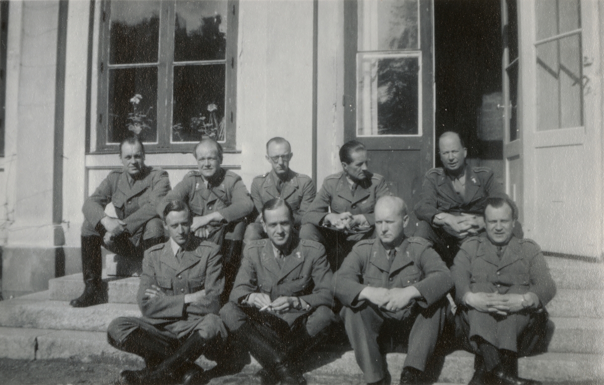 Text i fotoalbum: "Intfältövningar i Gysinge våren 1947. Alberts, Rosenborg, Busck, Segerborg, Tynelius".