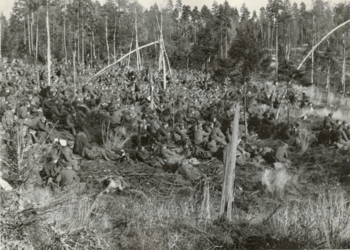 Text i fotoalbum: "Brigfälttjänstövning hösten 1950. Trupp som åskådare till skarpskjutning på Villingsberg".