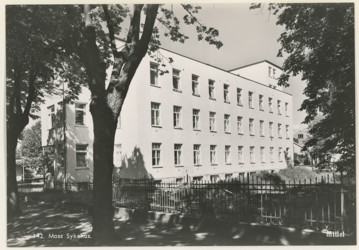Moss sykehus (senere revet) i Frithjof Nansens gate. To bilder, ca. 1970.
