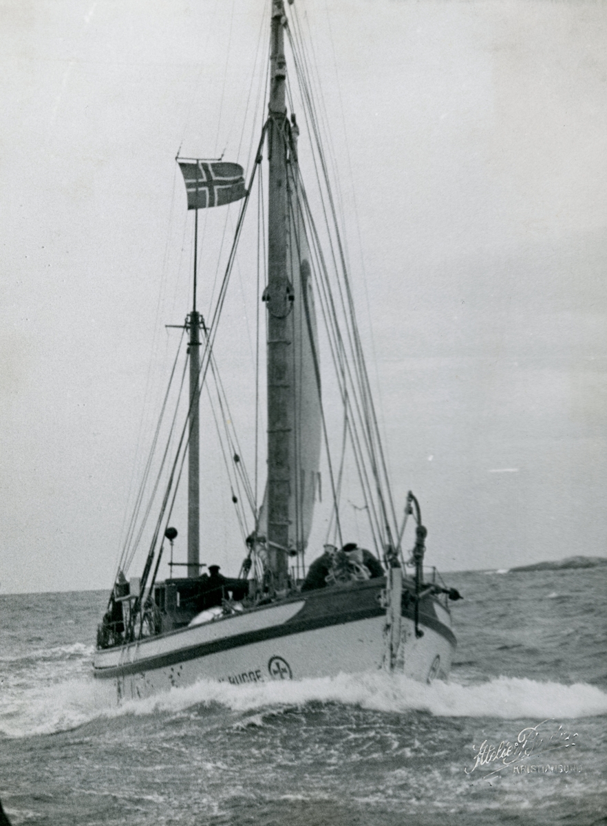 Motiv av redningsskøyta R/S 41 "Christian Bugge" ute på havet.