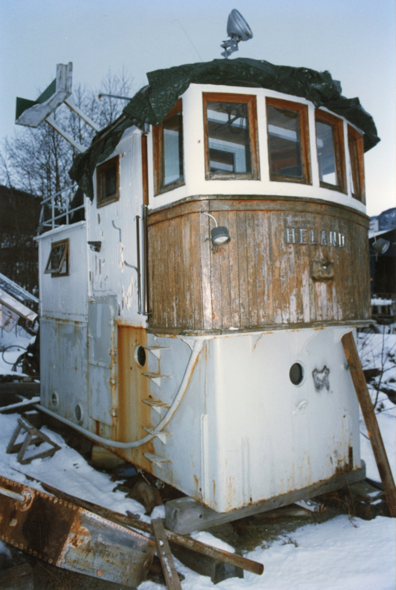 Dokumentasjonsbilder i serie fra restaureringa av båten M/B "Heland" ved Hardanger Fartøyvernsenter.