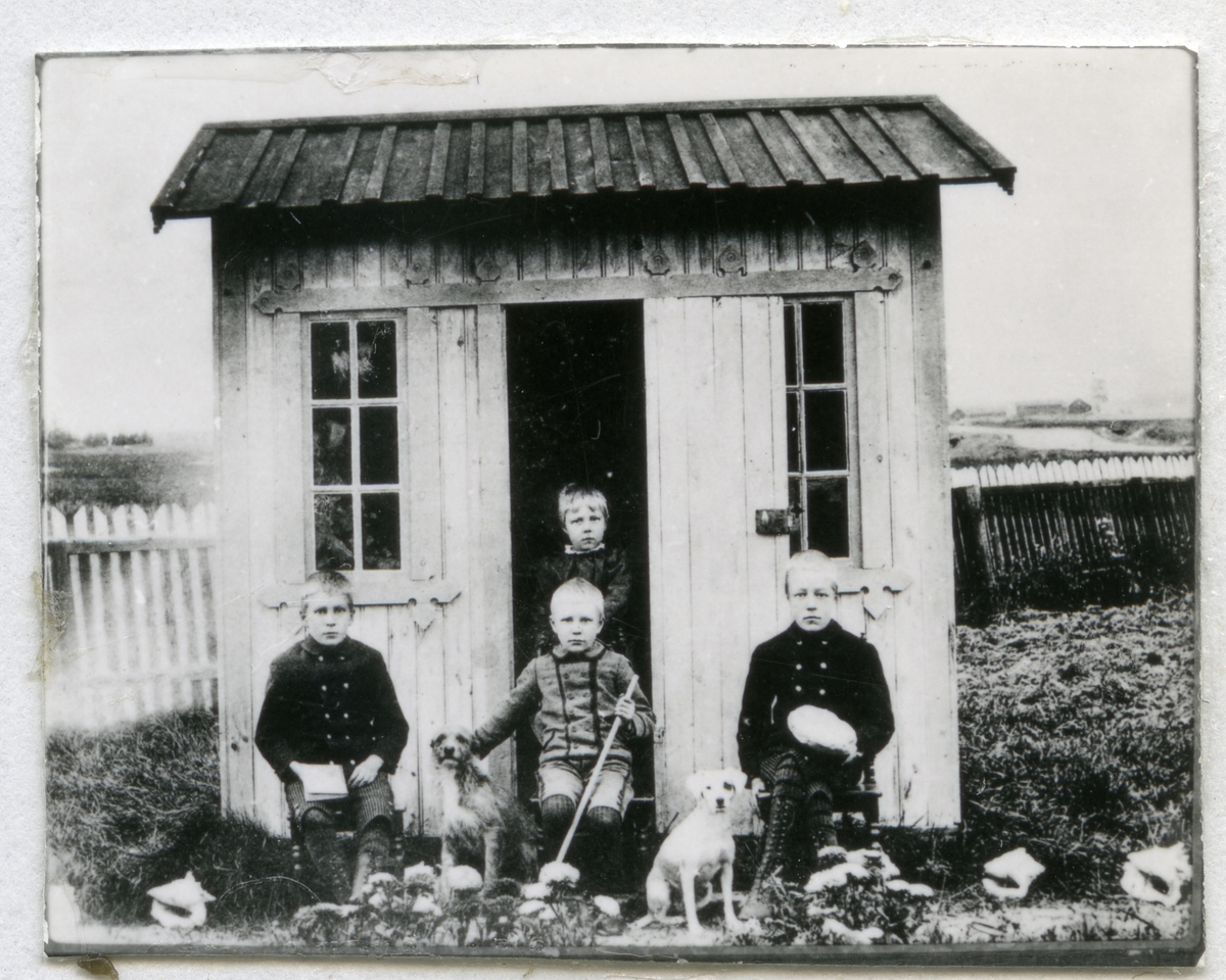 Skultuna sn, Västerås, Kvarnbacka. 
Barn vid lekstuga 1889.