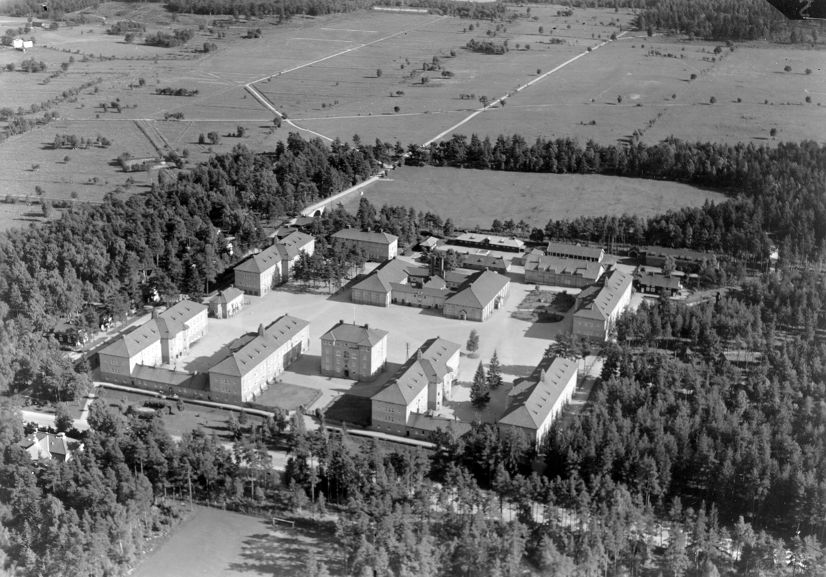 Kronobergs regemente (senare I 11) övade från 1778 på Kronobergshed norr om Alvesta och flyttade 1920 till nyuppförda kaserner i Växjö.
Kronobergs regemente var förlagt till Växjö från 1920 till 1992.
Kasernområdets byggnader används idag som företagsby, Företagsstaden I 11.