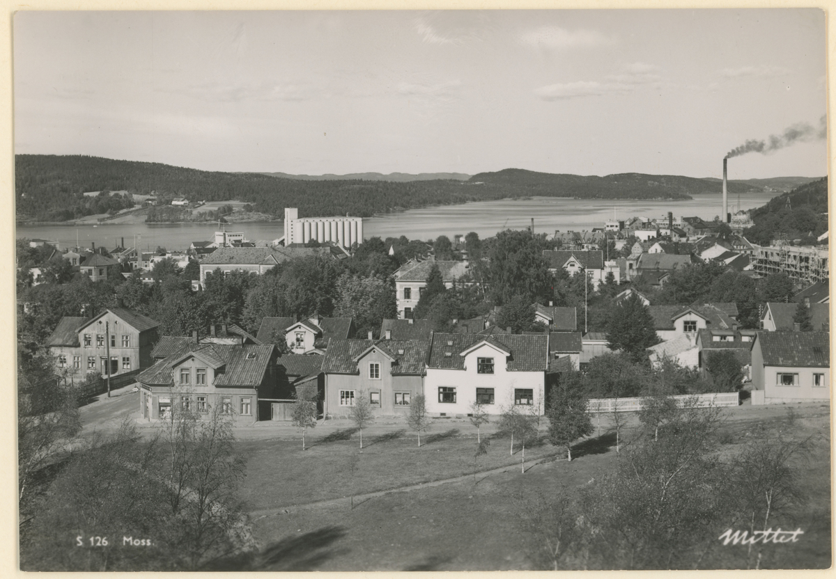 Postkort. Utsikt over Moss mot nord, Jeløy i bakgrunnen. Bildet er tatt fra Bytårnet. Byfogd Sansbergs gt. i forgrunnen.