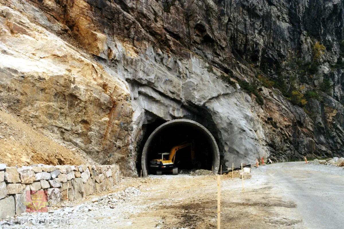 Fylkesveg 117 Austrumdalsvegen - innslaget på Torgrimslitunnelen, 1995. Torgrimslitunnelen er en veitunnel på fylkesvei 117 i Bjerkreim kommune i Rogaland. Tunnelen er 334 meter lang.
