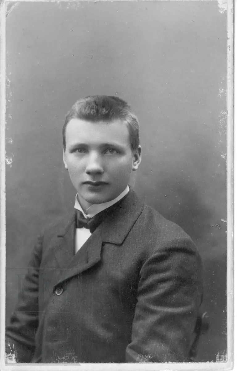 Brystbilde av ung mann, trolig Jørgen Østvold