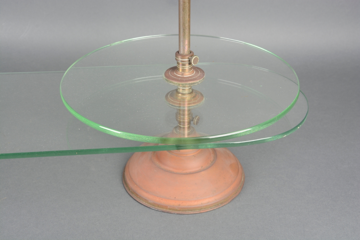 En oval og to runde glassplater montert på to metallstativ. Til utstilling av konditorvarer.
