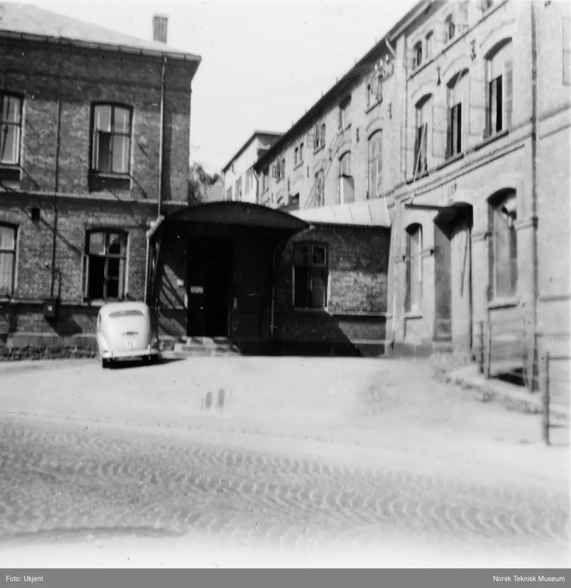 Ved inngangen til Hjula Væveri, 1951