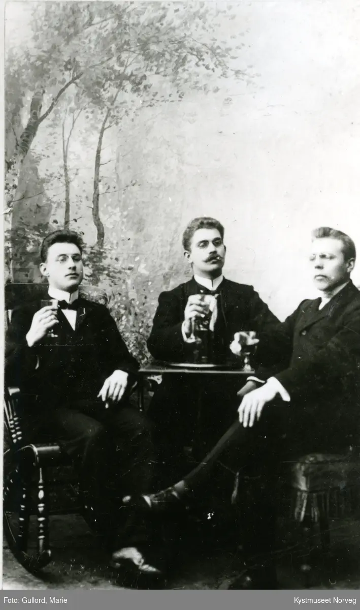 Lorents H. Lyngsnes i midten sammen med ukjente menn