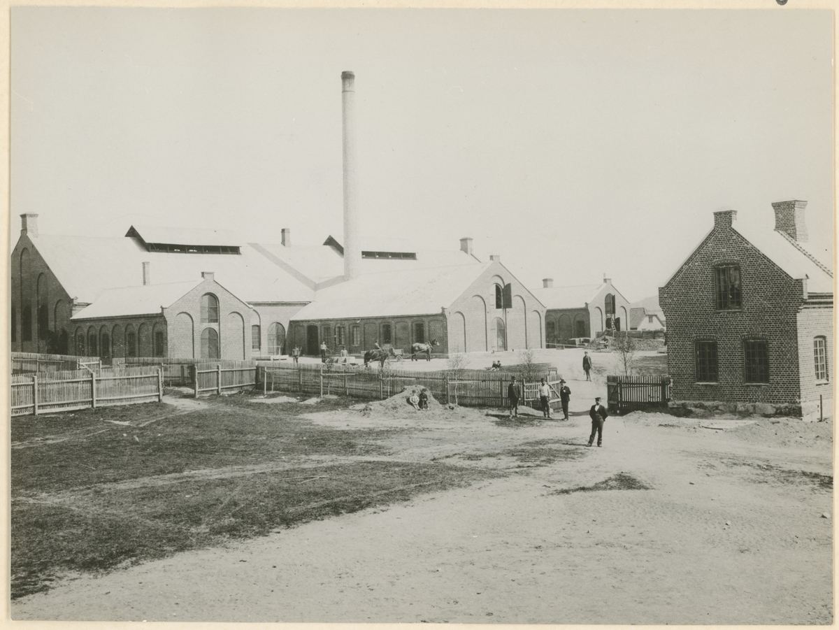 Moss Glasværk, ca. 1900.
Bemerk hestetransport. Bildet viser driftsbygninger.