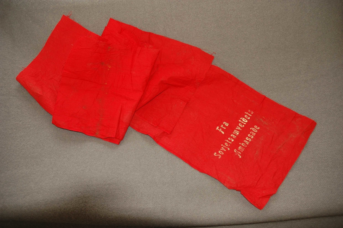 Rød sløyfe (to bånd) med påskrift: "Fra Sovjetsamveldets Ambassade"