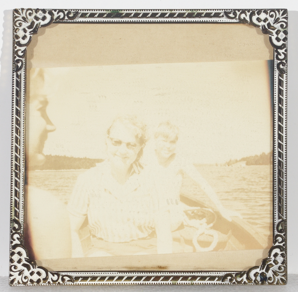 Fotografi föreställande familjen Vilhelm Moberg i en roddbåt.