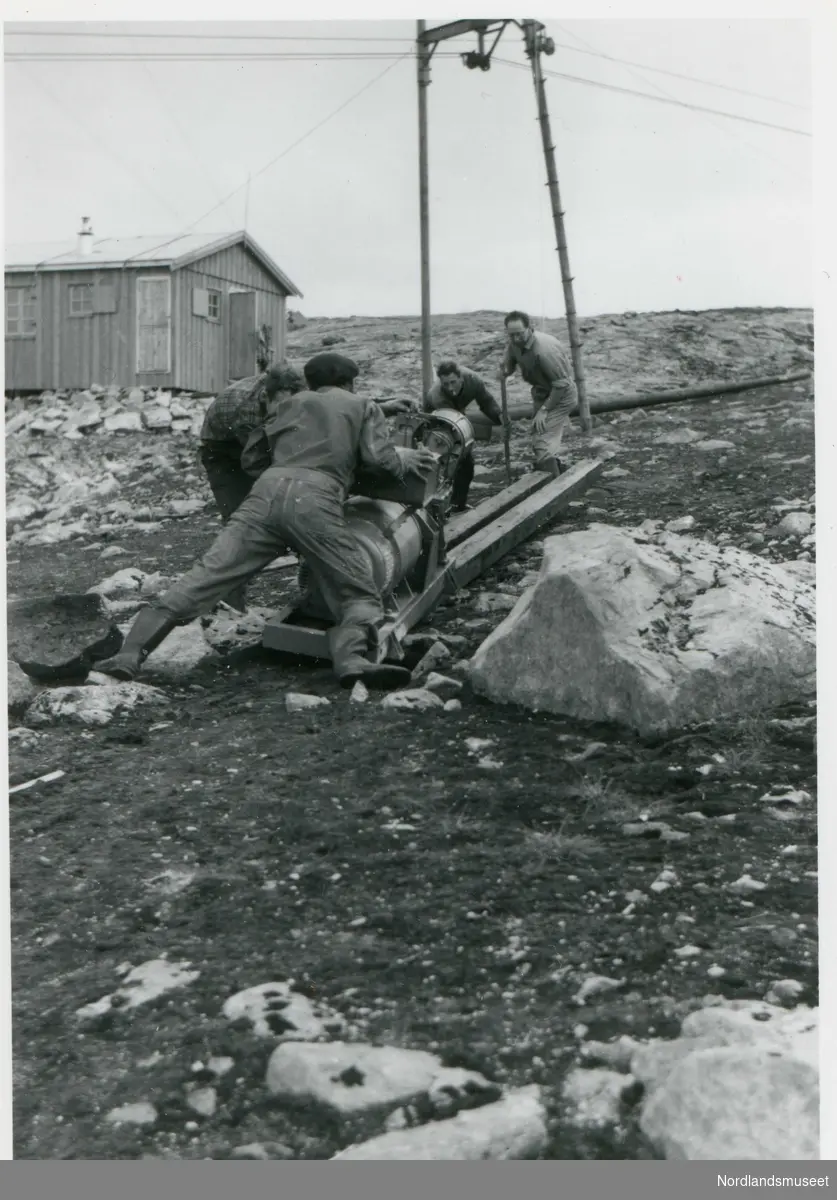 Fire menn under bygging av taubane til Småtindan hovedsender i Steigen.