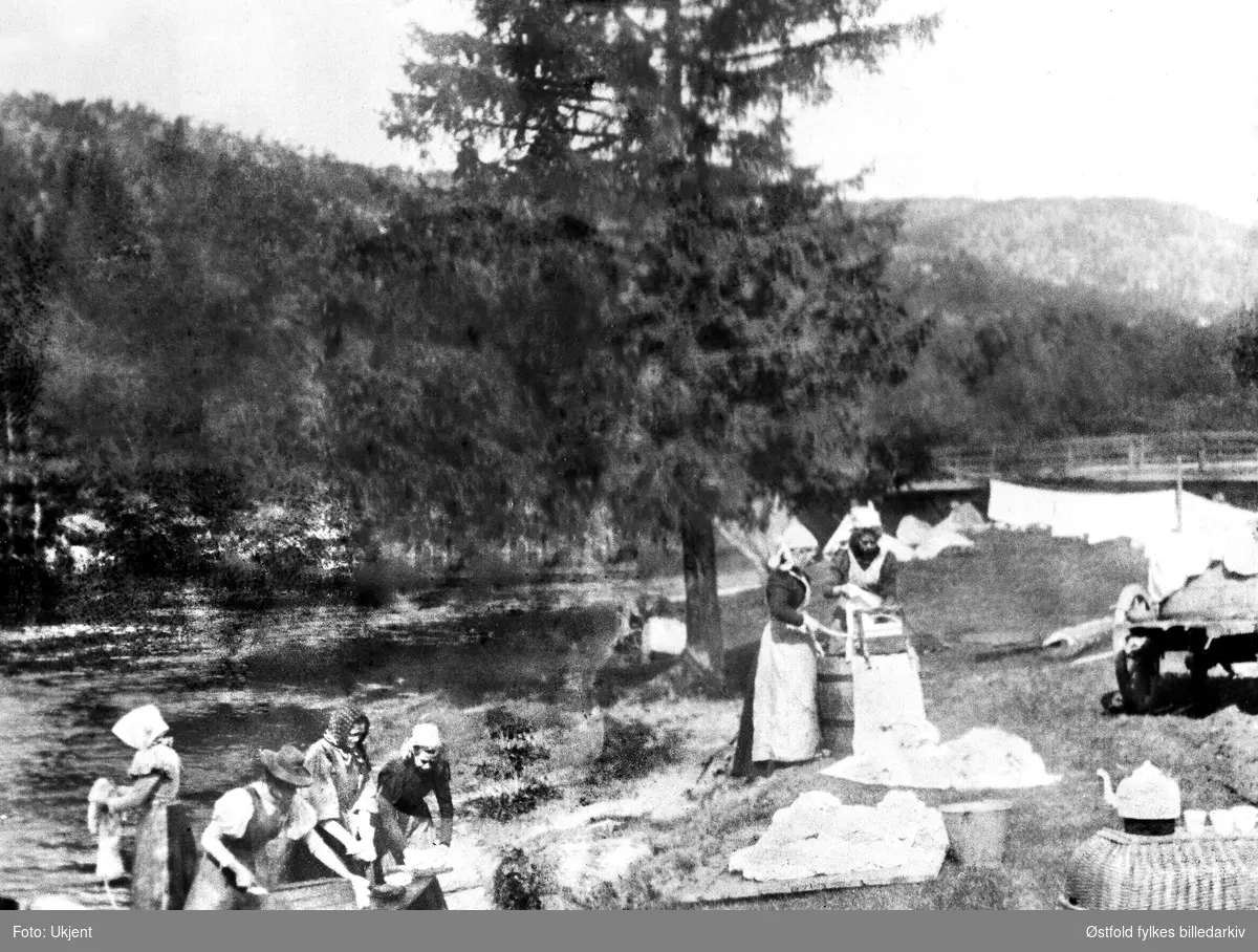 Vask og skylling av klær i Berby-elva, Idd, Halden. På fotokort datert til ca. 1920 (?), kan ikke stemme. Antakelig 1908-1910.