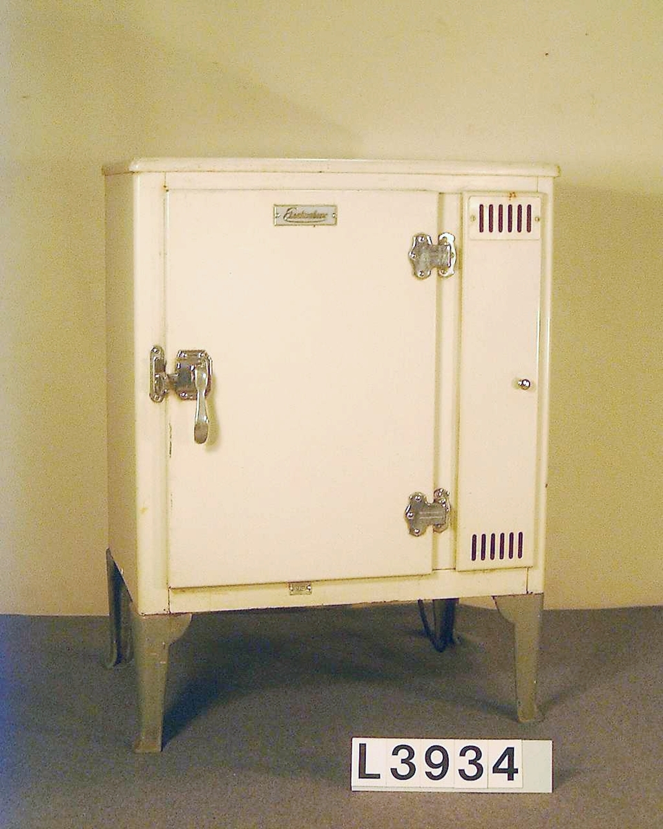 Electrolux värmedrivna och vattenkylda kylskåp i golvmodell. Kabinettet är i gult/créme och står på svängda gråmålade ben. Volymen är på 114 liter.